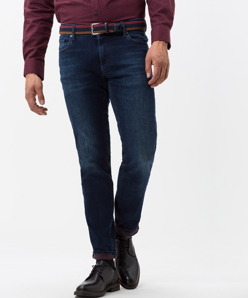 BRAX Herren Hi-Flex Jeans CHUCK in darkstone nachhaltige Herstellung und  gratis Ledergürtel | Männer Jeans Shop, camel jeans, herren stretch jeans